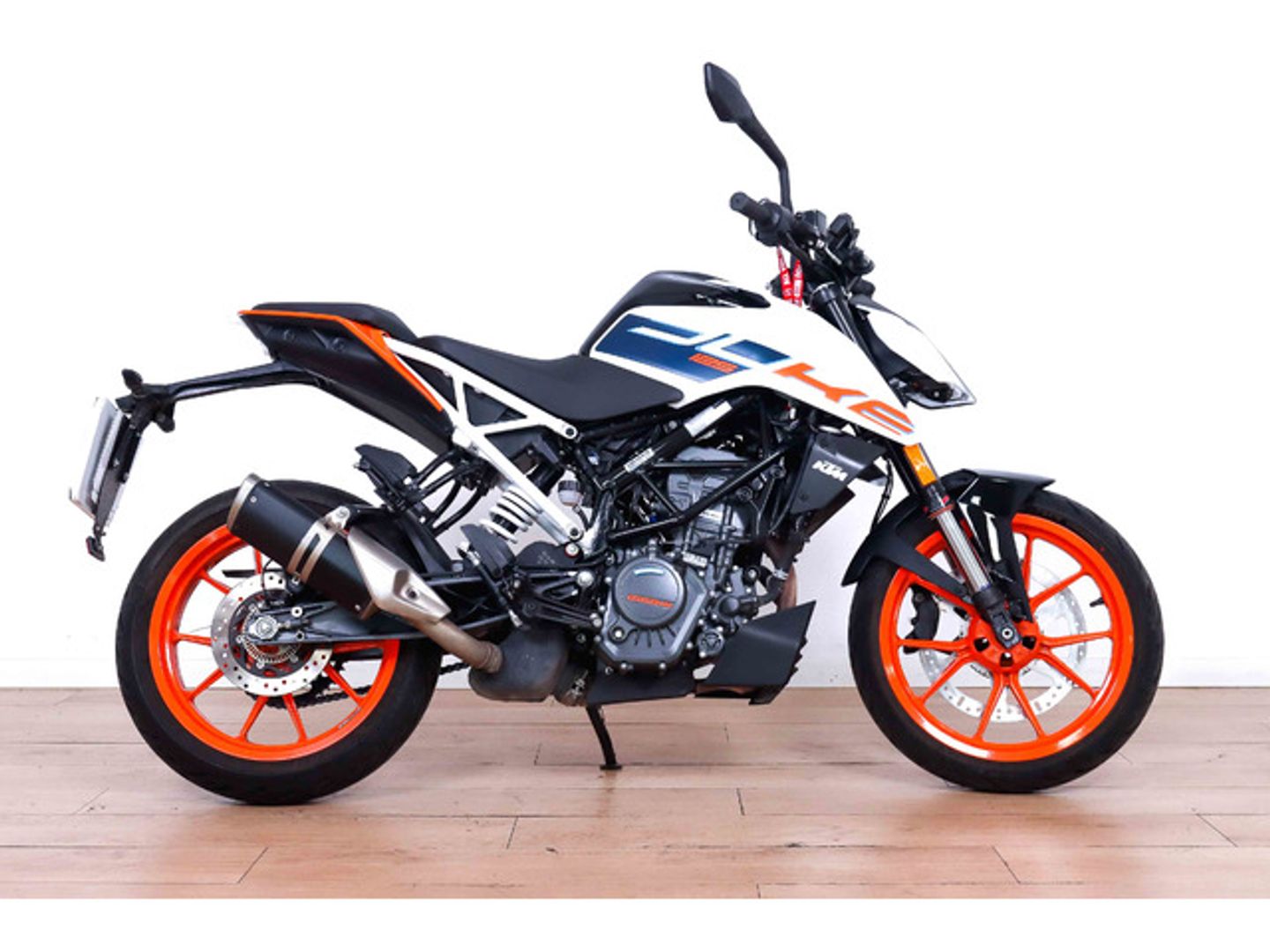 KTM Duke 125 Blanco Motorcycle