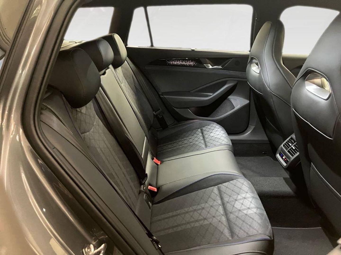 Volkswagen Passat Variant R-Line eHybrid PHEV 200 kW (272 CV) DSG