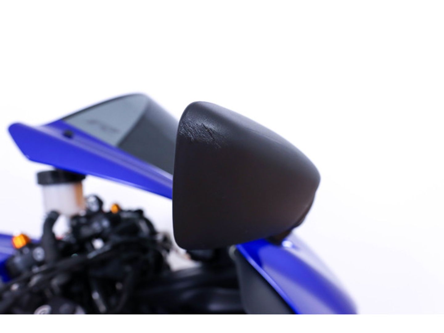 YAMAHA R7