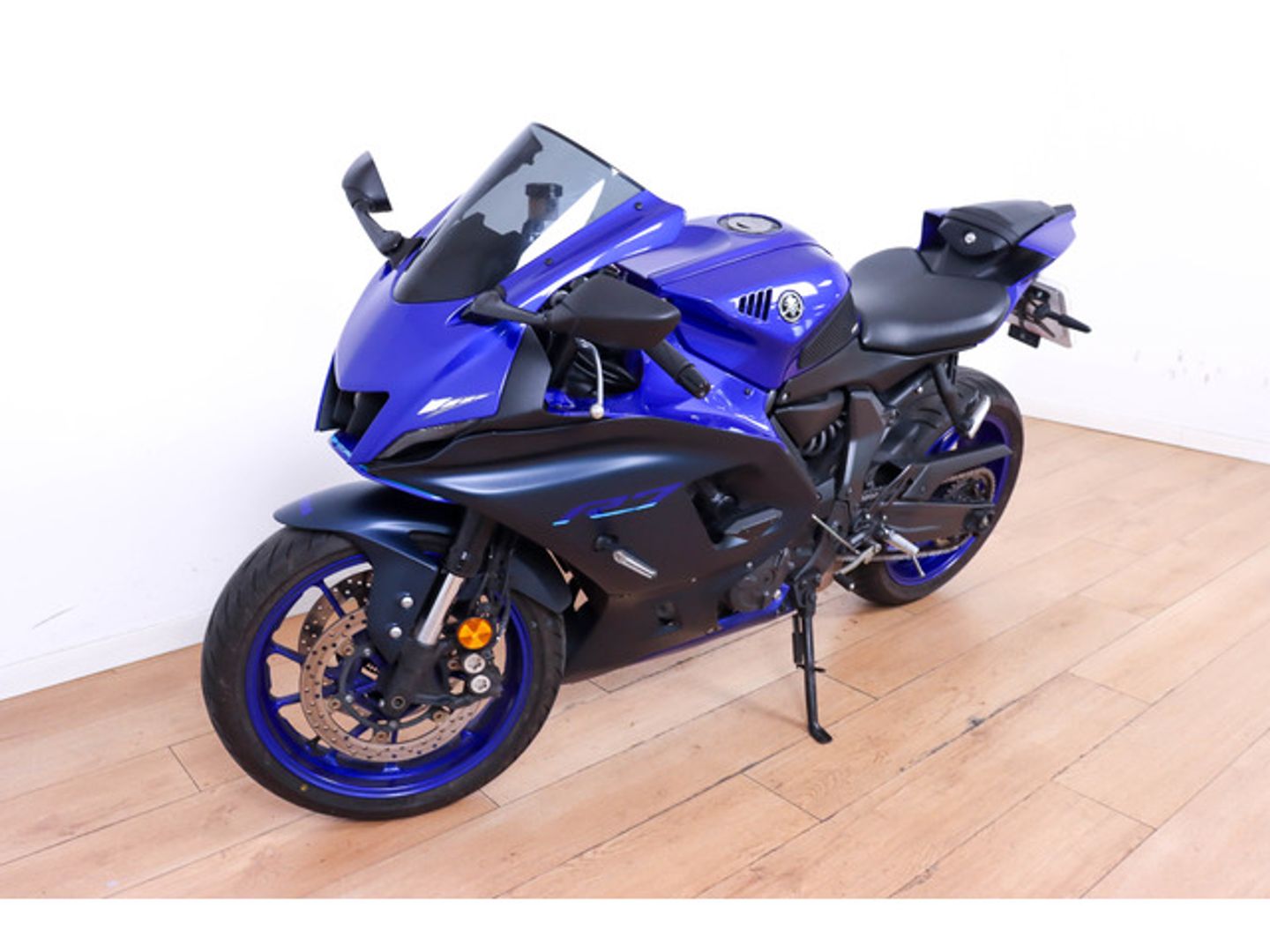 YAMAHA R7