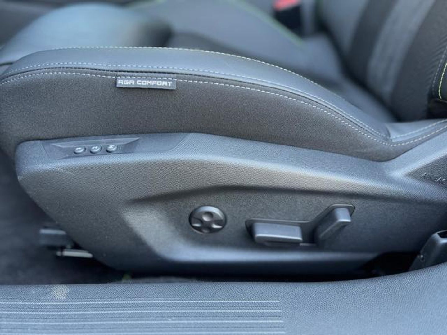 Peugeot 308 Hybrid 225 GT eEAT8 165 kW (225 CV)