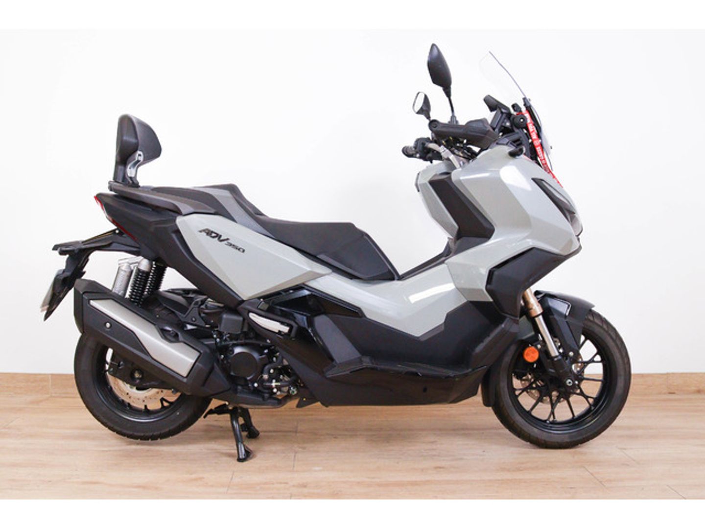 Honda ADV350 Blanco Motorcycle