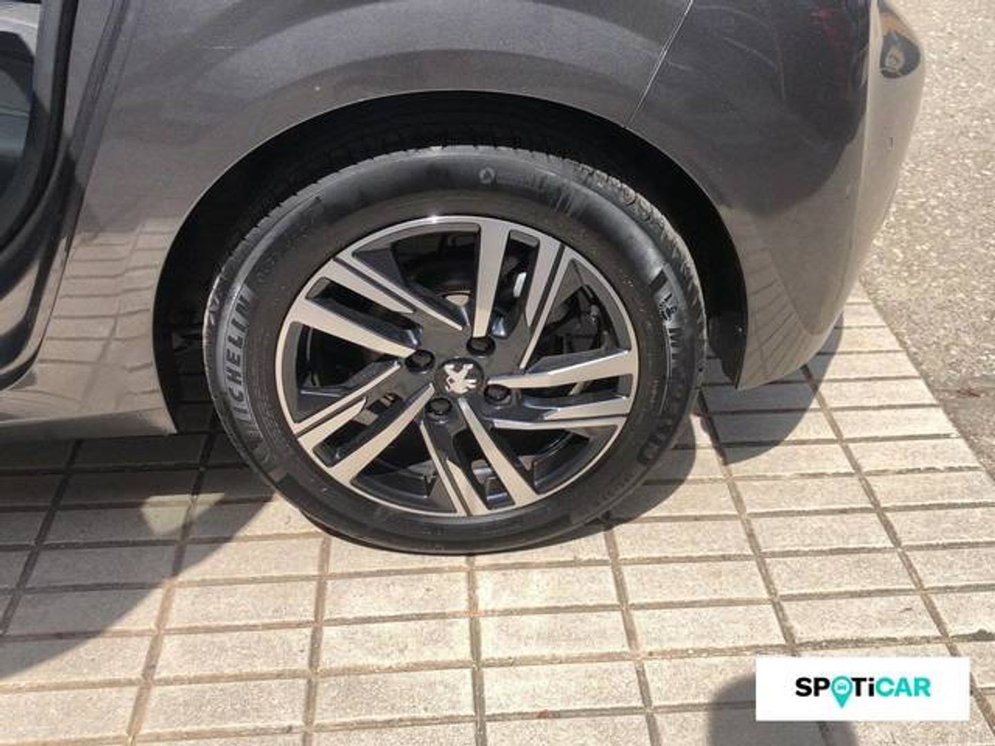 Peugeot 208 PureTech 100 Allure 75 kW (100 CV) Gris Compact
