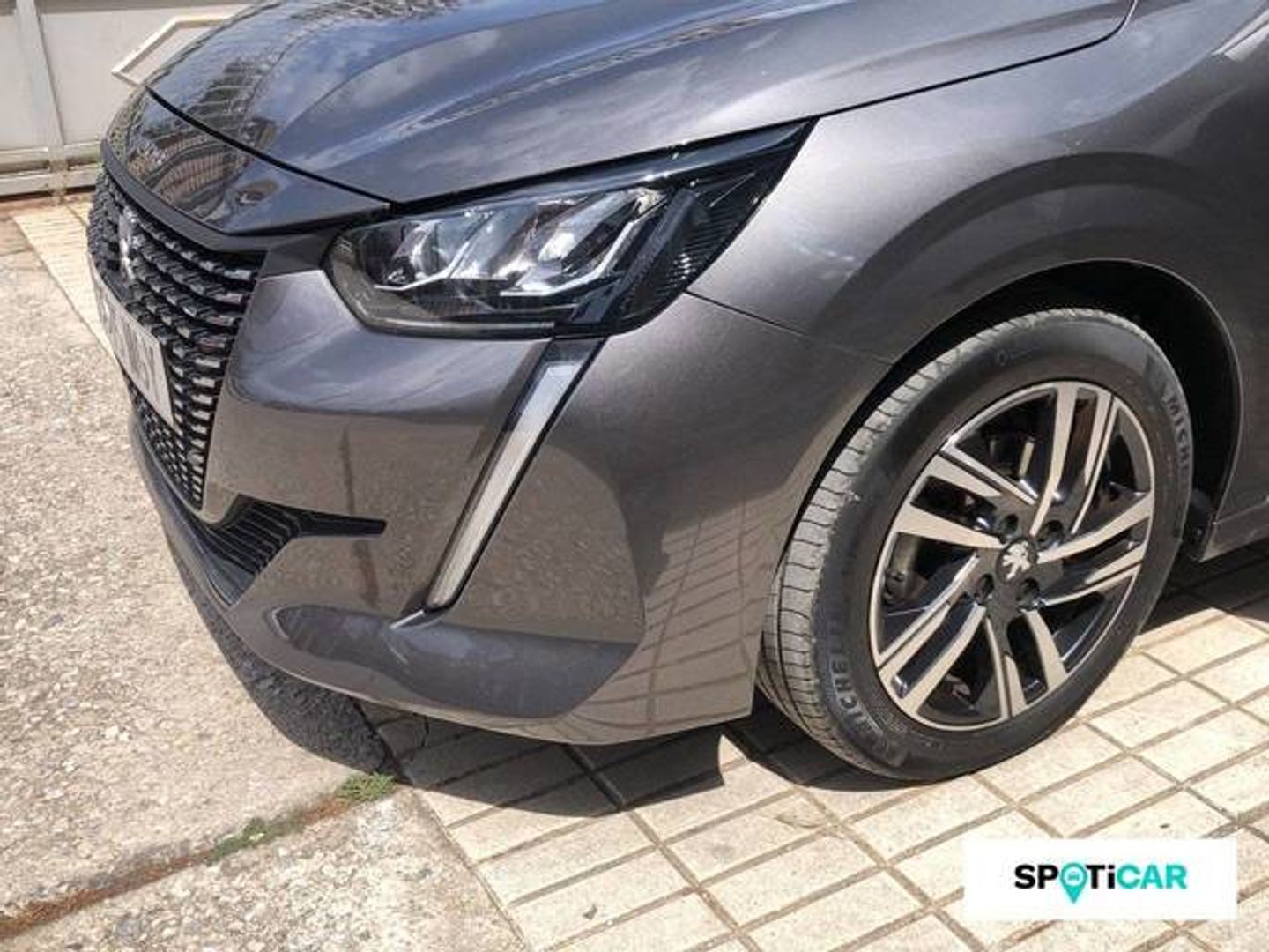Peugeot 208 PureTech 100 Allure 75 kW (100 CV) Gris Compact
