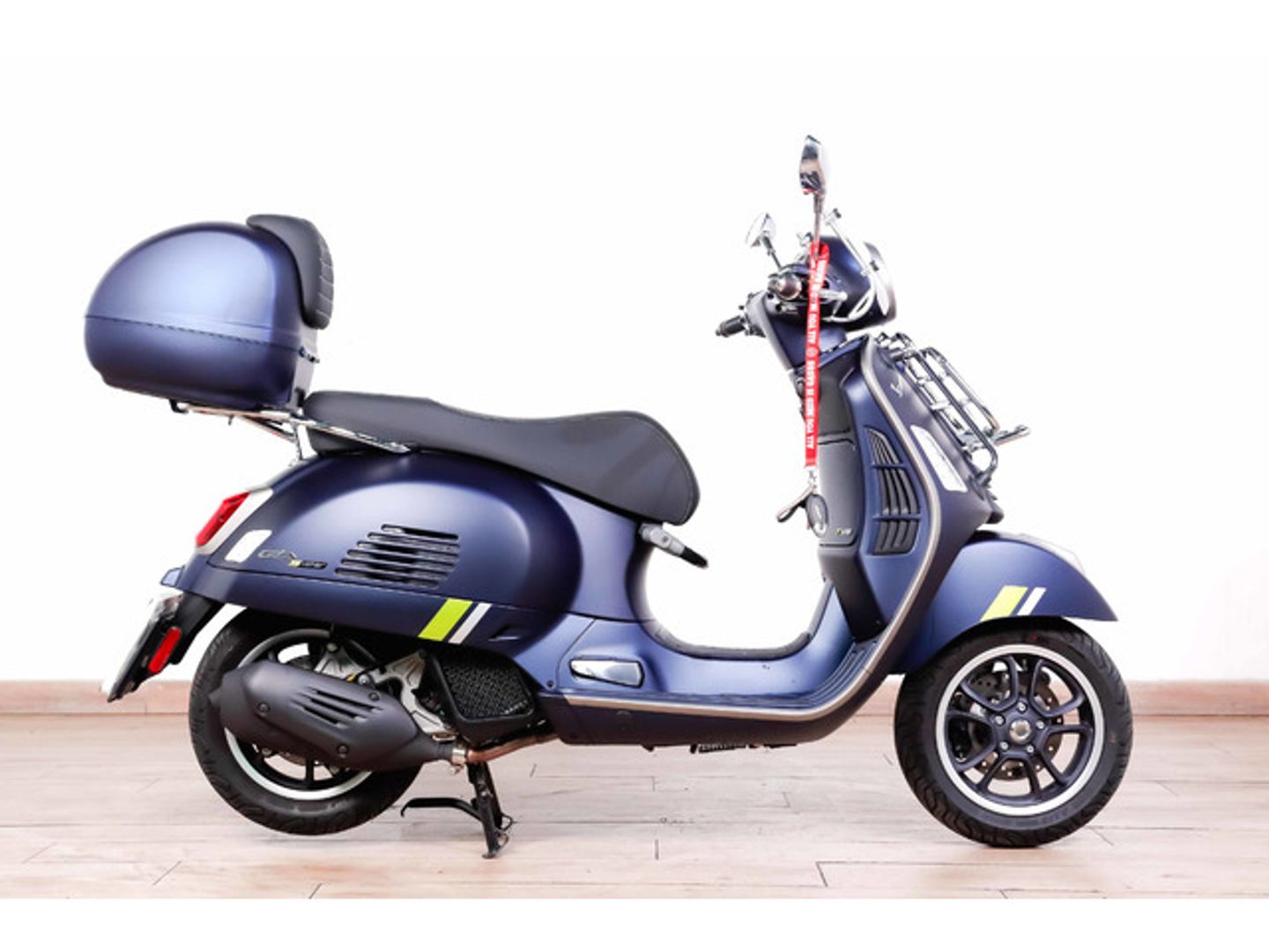 Vespa GTS 125 Azul Motorcycle