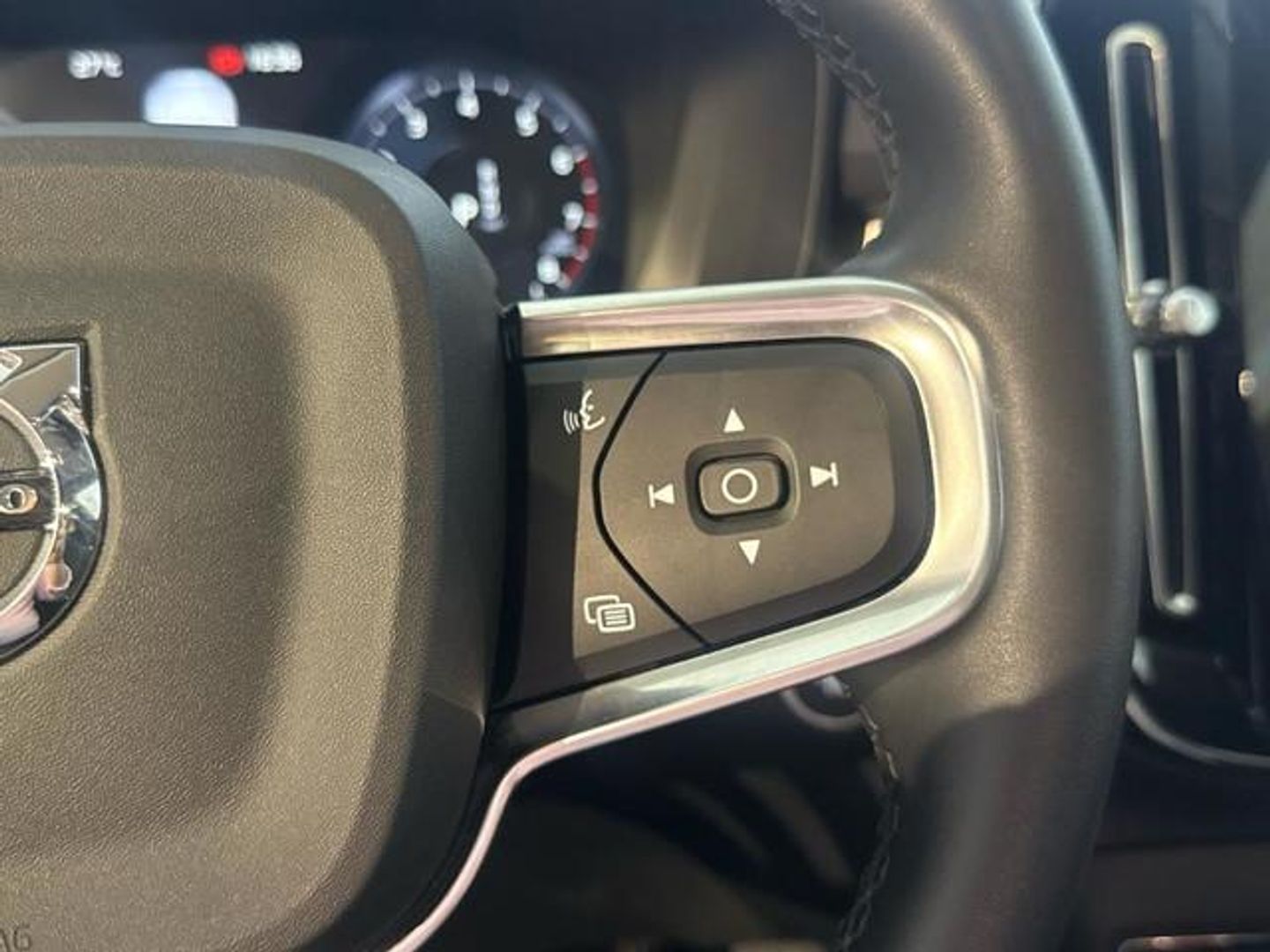 Volvo XC40 B3 G Momentum Pro Auto 120 kW (163 CV)