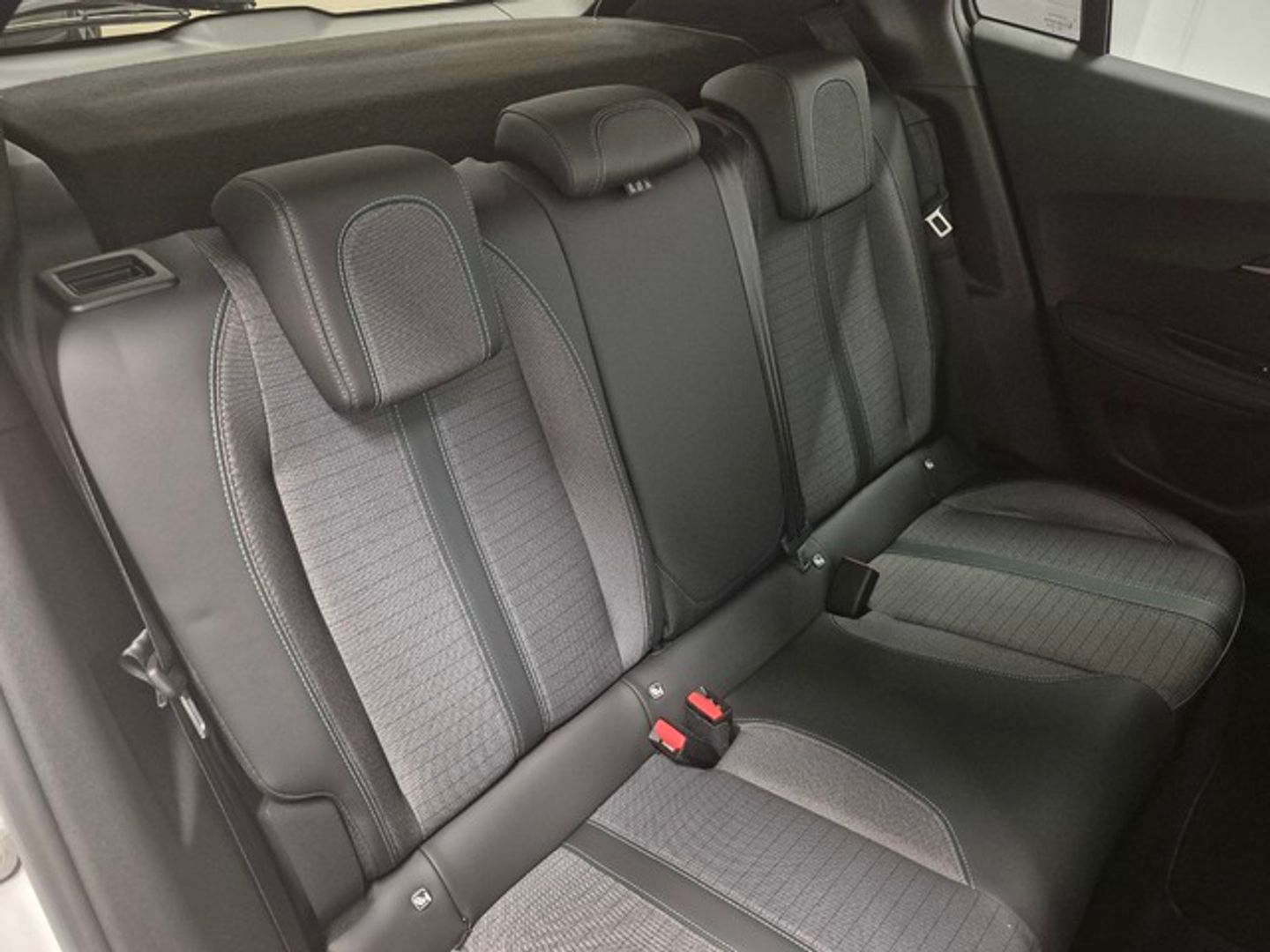 Peugeot e-2008 Eléctrico Allure Pack 100 kW (136 CV)