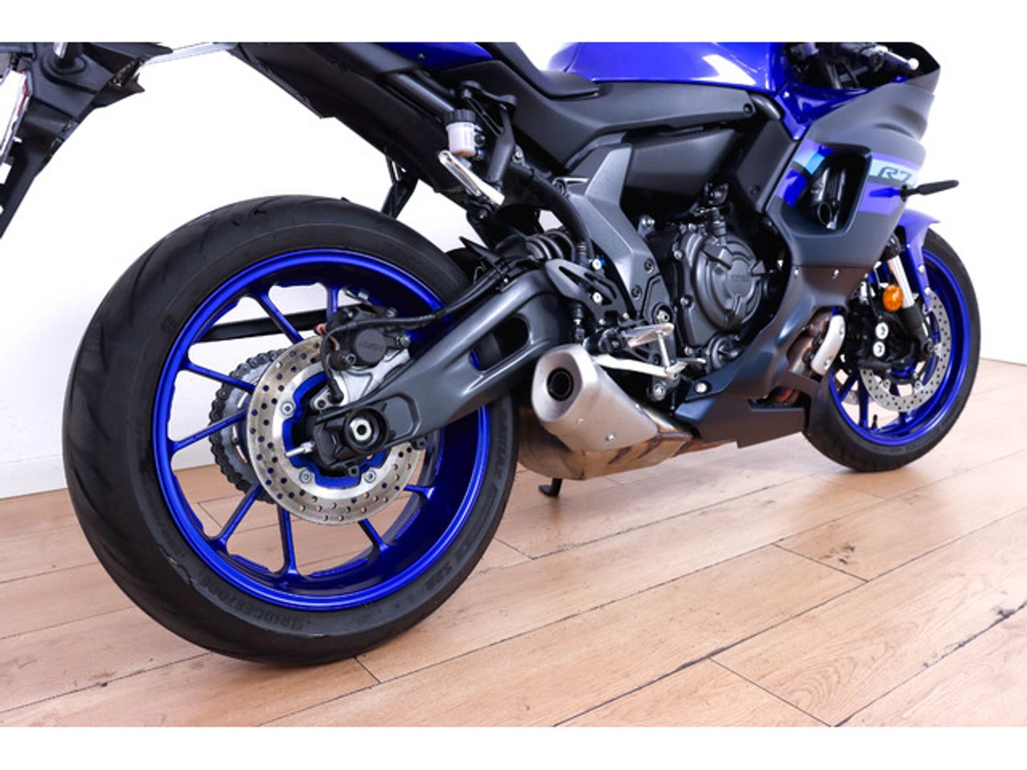 YAMAHA R7