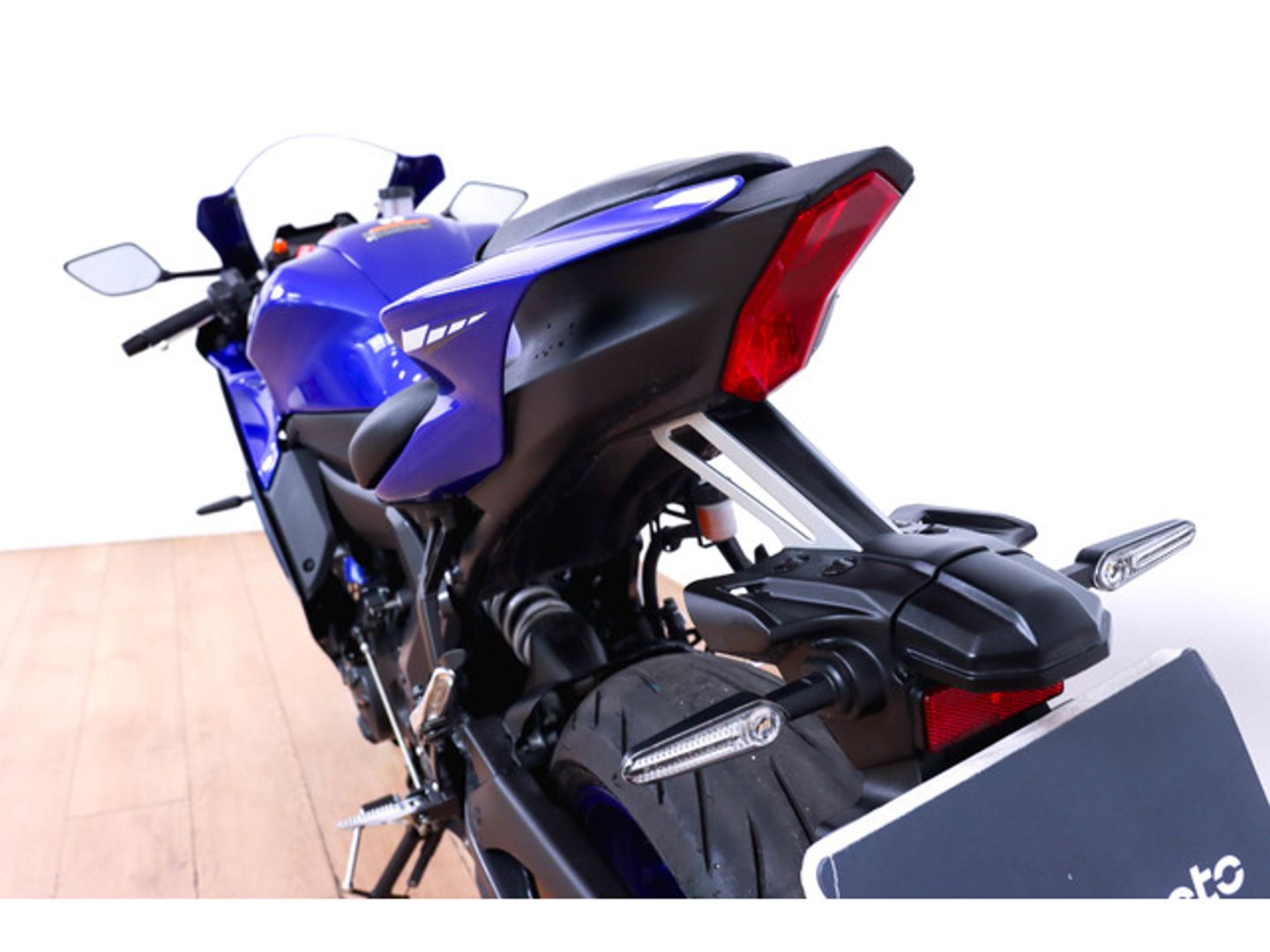 YAMAHA R7