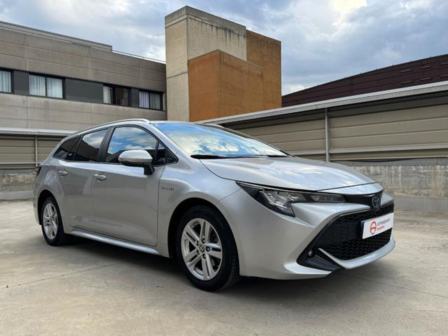 Toyota Corolla 1.8 125 Híbrido Touring Business Plus E-CVT 90 kW (122 CV) Gris Familiar