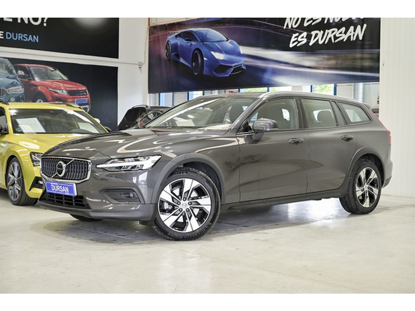 Volvo V60 Cross Country B4 D Cross Country Core AWD Auto 145 kW (197 CV) Gris Familiar