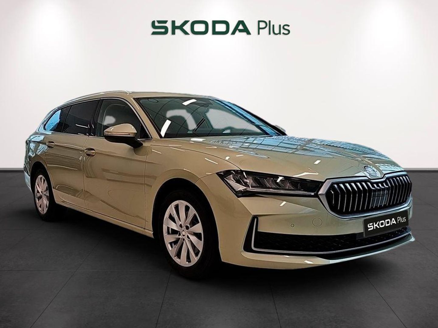Skoda Superb Combi 1.5 TSI m-HEV Selection DSG 110 kW (150 CV) Amarillo Familiar