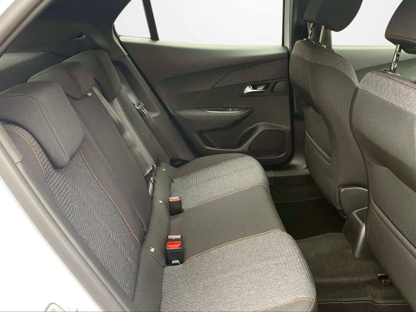 Peugeot 2008 Style Hybrid 136 eDCS6 100 kW (136 CV)