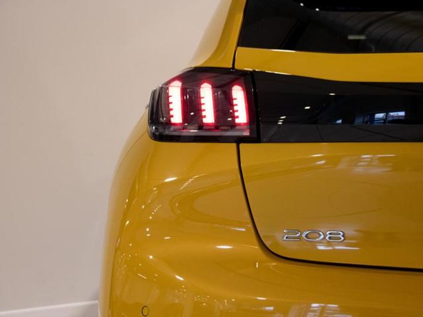 Peugeot 208 PureTech 100 Allure Pack EAT8 75 kW (100 CV)