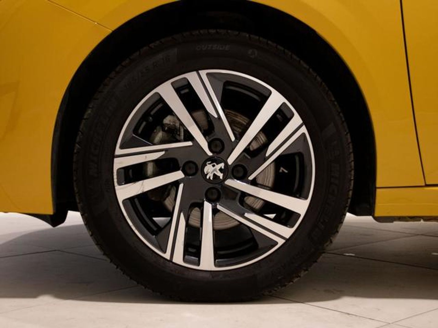 Peugeot 208 PureTech 100 Allure Pack EAT8 75 kW (100 CV)