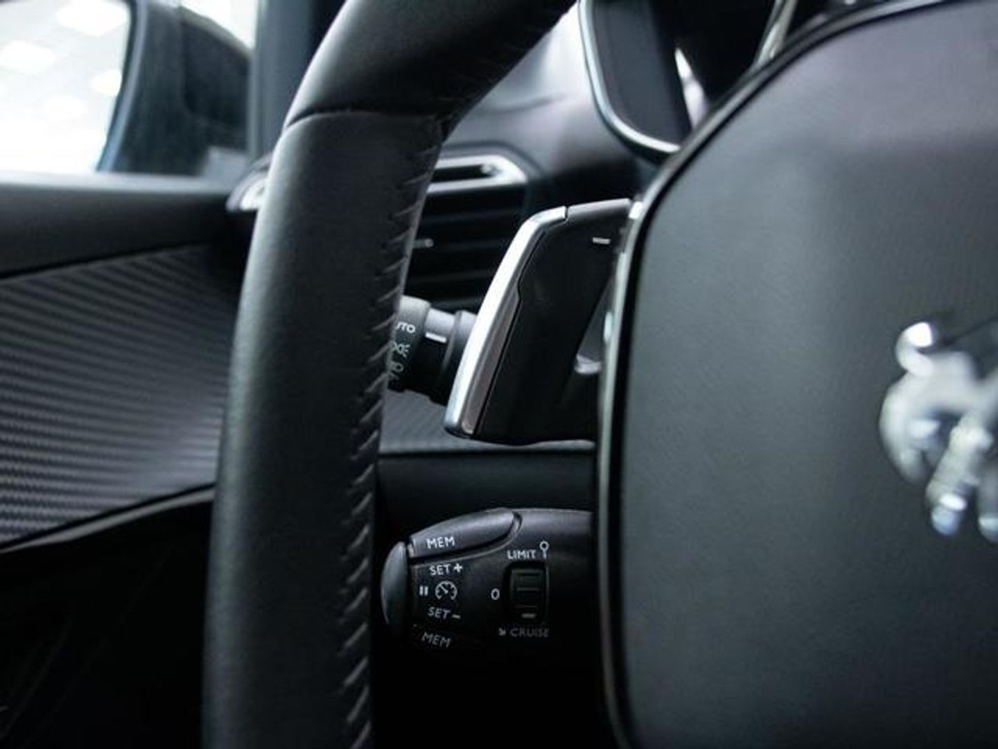 Peugeot 208 PureTech 100 Allure Pack EAT8 75 kW (100 CV)