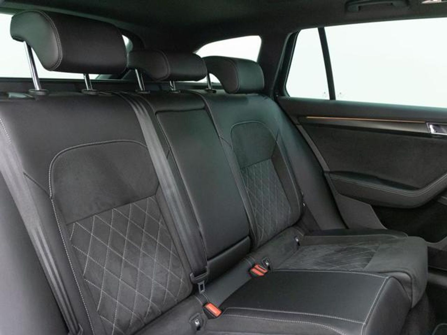 Skoda Superb Combi 1.4 TSI iV P-HEV SportLine DSG 160 kW (218 CV)