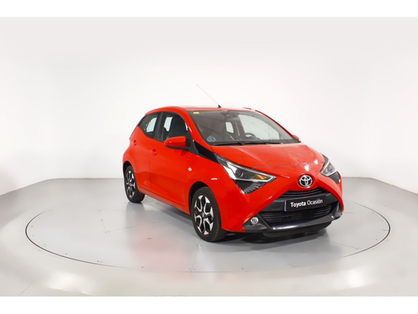 Toyota Aygo 1.0 70 x-play 53 kW (72 CV) Rojo Compact