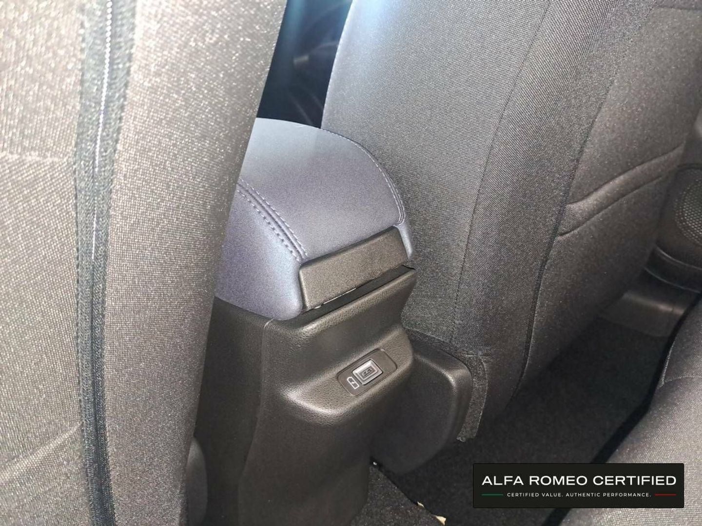 Alfa Romeo Junior 1.2 Ibrida 100 kW (136 CV)