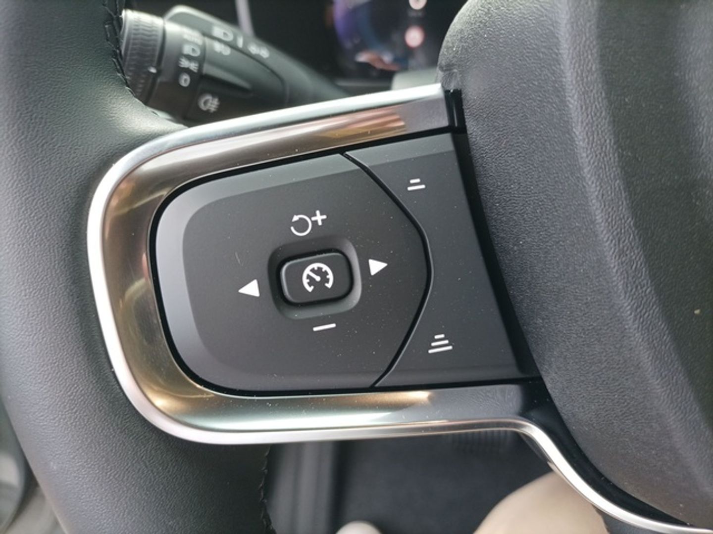 Volvo XC40 B3 G Plus Dark Auto 120 kW (163 CV)