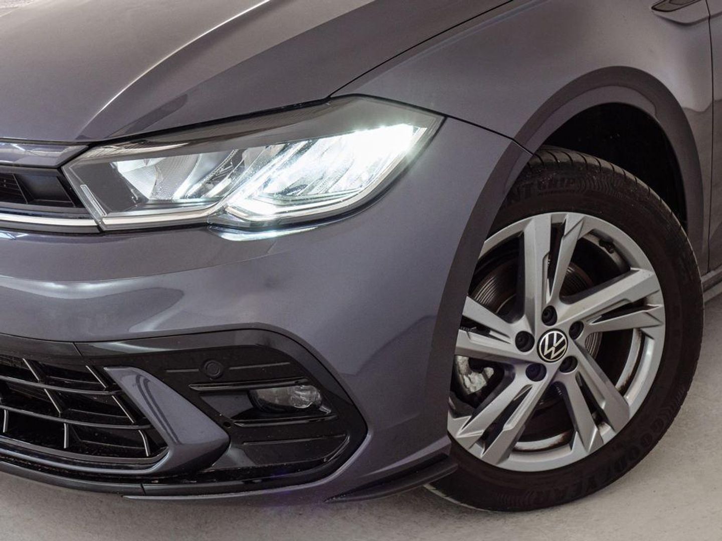 Volkswagen Polo R-Line 1.0 TSI 85 kW (115 CV) DSG Gris Compact