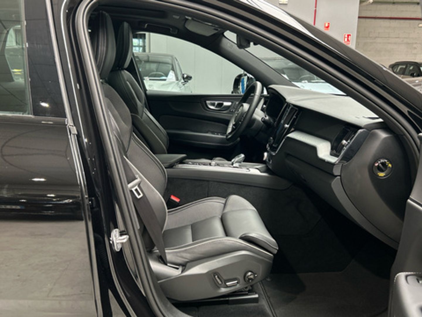 Volvo XC60 T6 Recharge Plus Black Edition AWD AT 257 kW (350 CV)