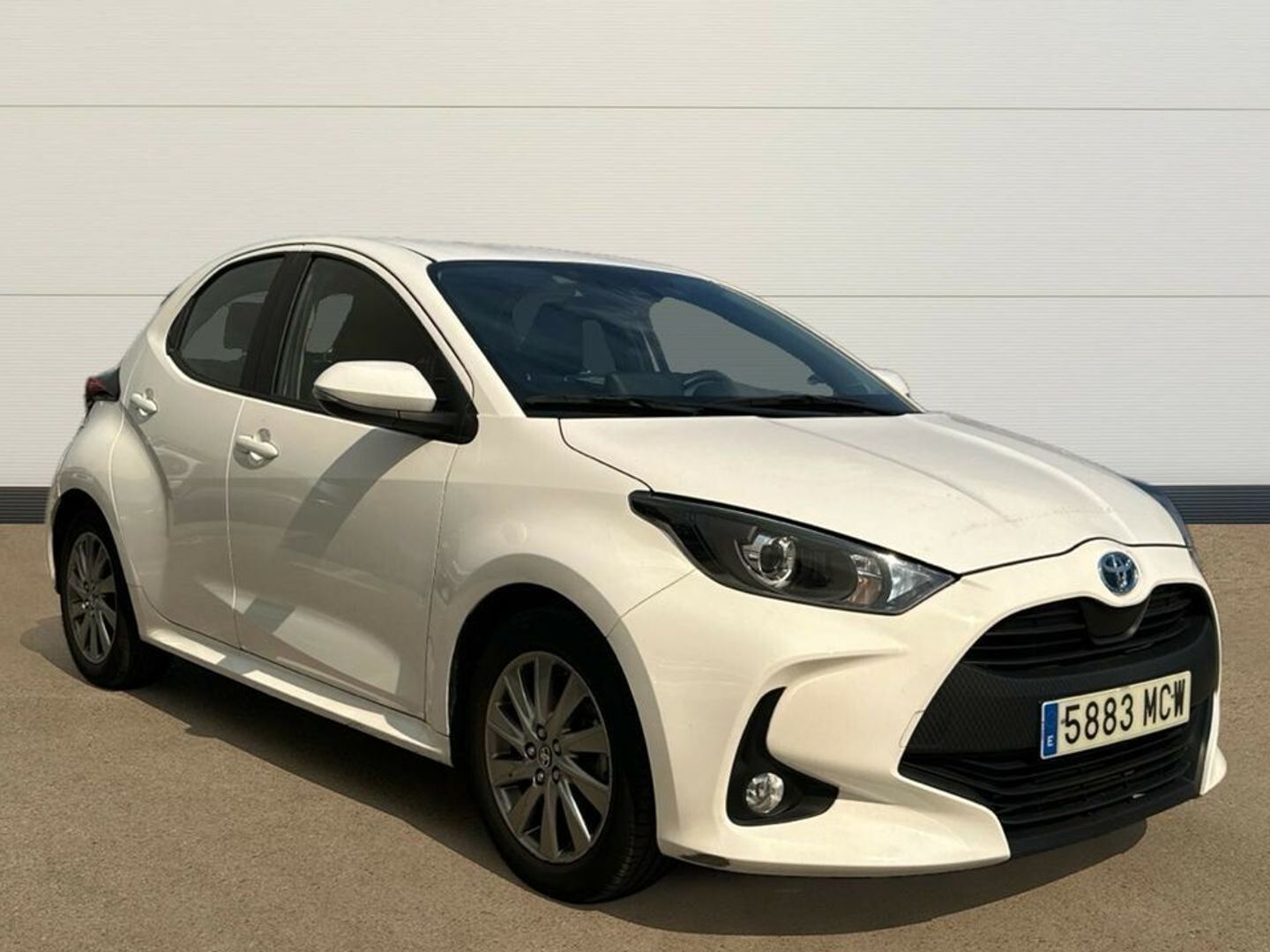 Toyota Yaris 120H Active Tech 85 kW (116 CV) Blanco Compact