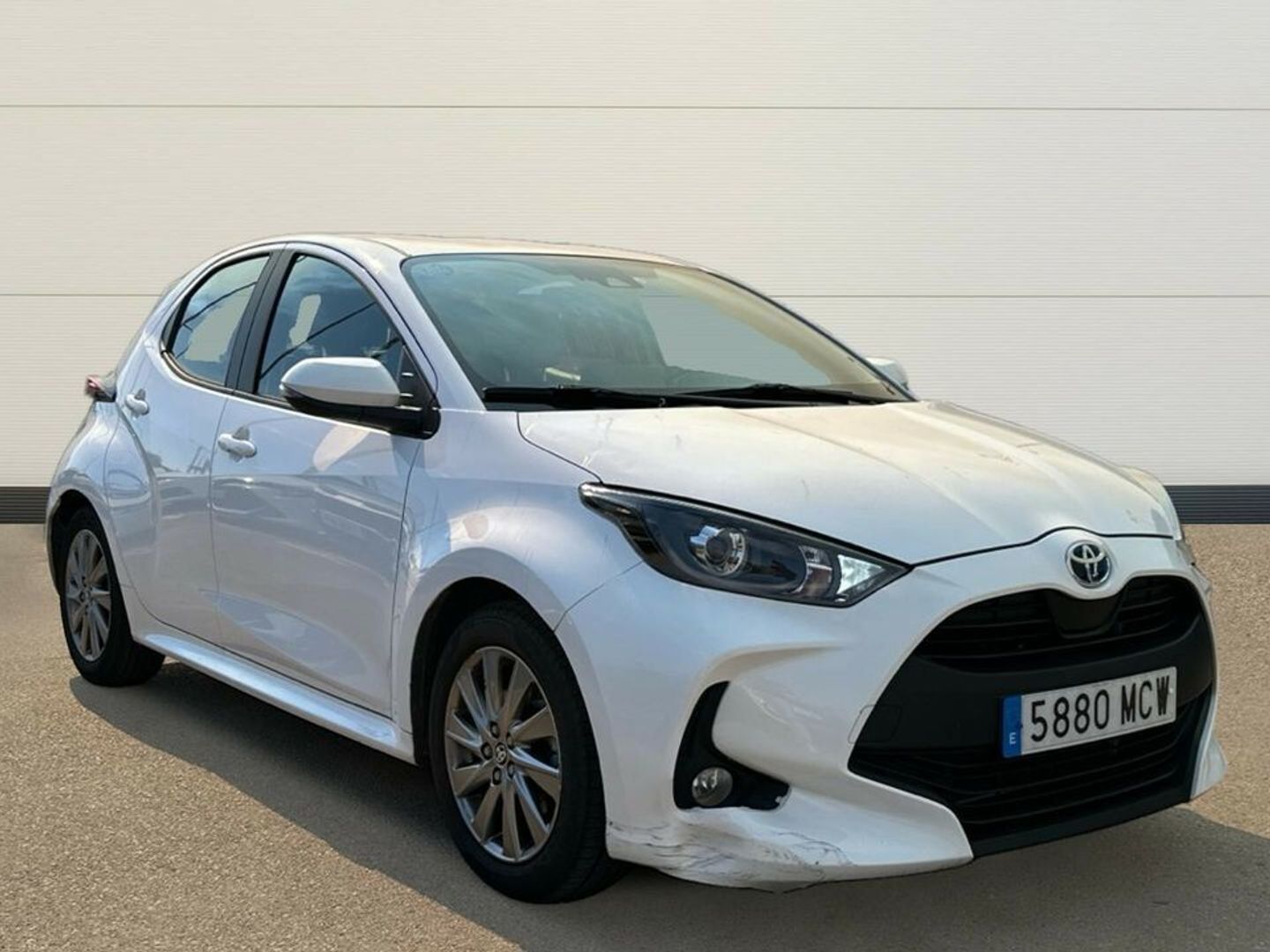 Toyota Yaris 120H Active Tech 85 kW (116 CV) Blanco Compact