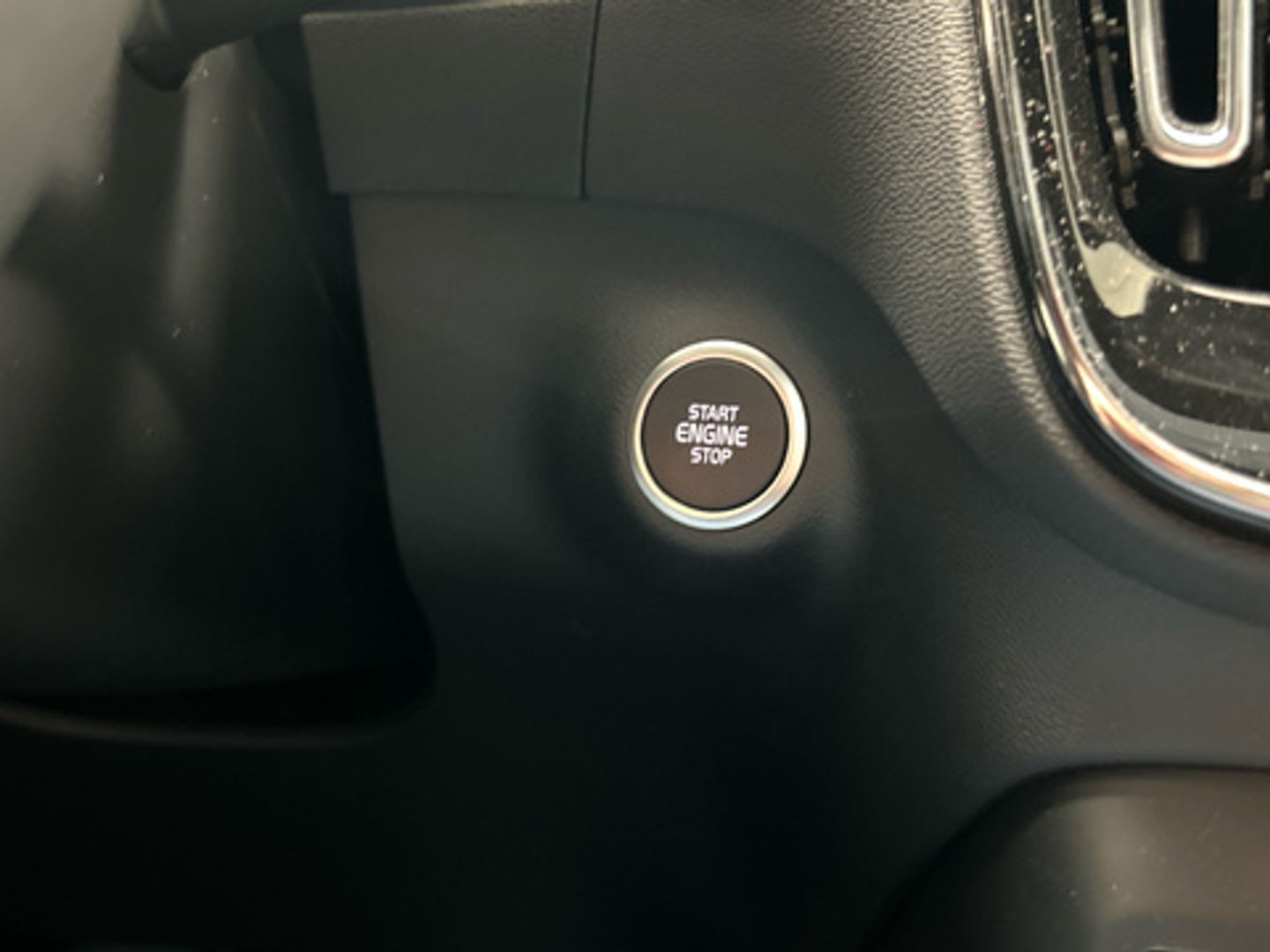 Volvo XC40 B3 G Plus Dark Auto 120 kW (163 CV)