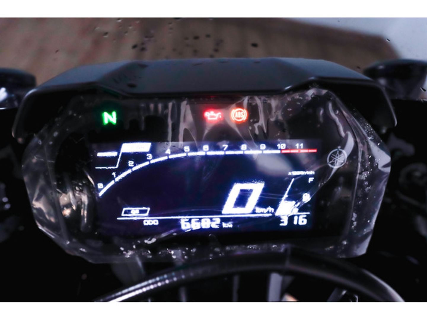 YAMAHA R7