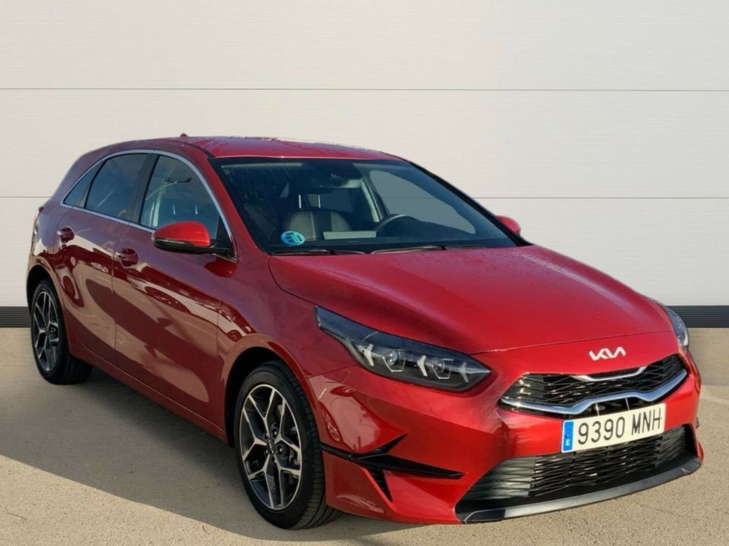 Kia Ceed 1.6 MHEV iMT Tech 100 kW (136 CV) Rojo Sedan