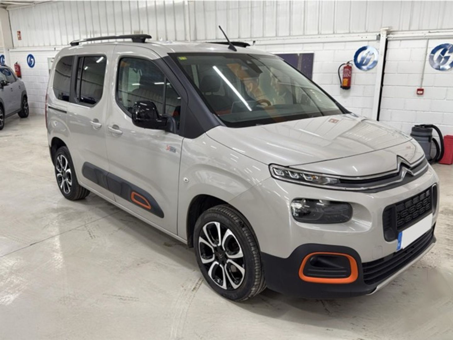Citroen Berlingo BlueHDi 100 S&S Talla M Shine 75 kW (102 CV) Beige Minivan