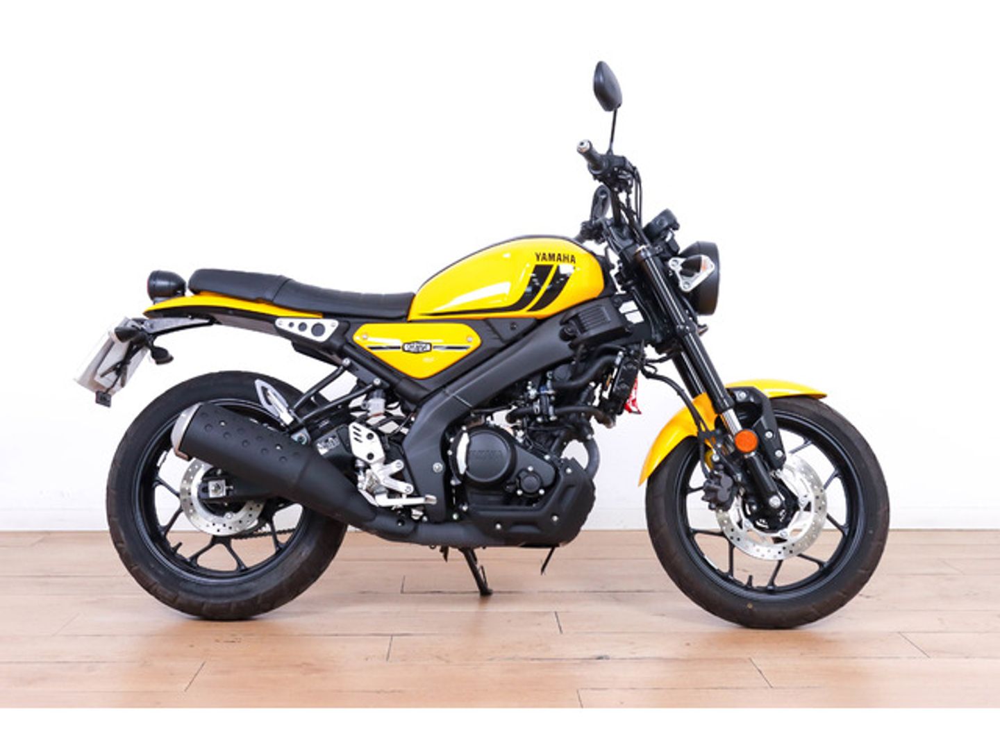 Yamaha XSR125 Legacy Amarillo Motorcycle