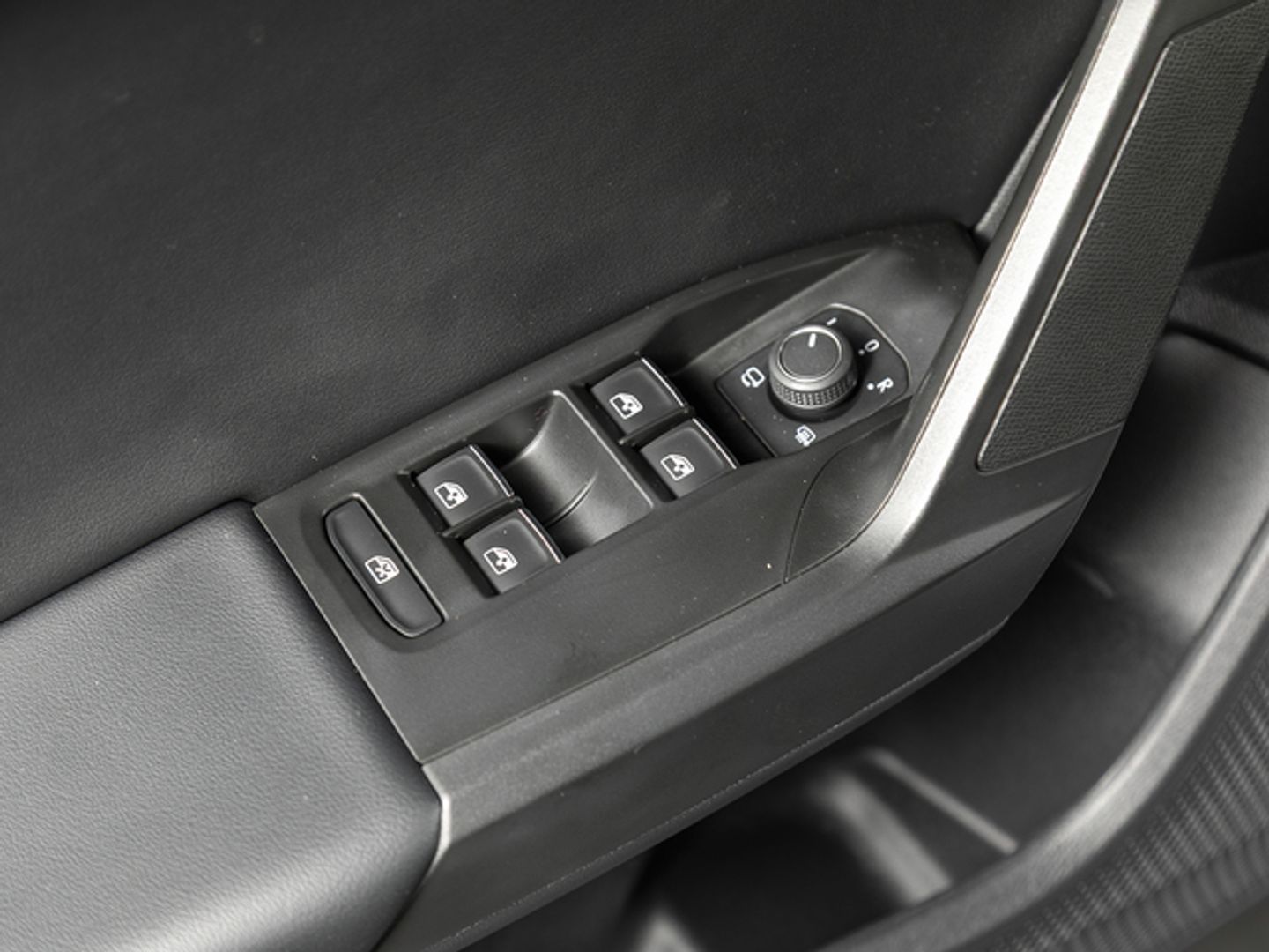 SEAT León 1.0 eTSI S&S FR 25 Aniversario DSG 81 kW (110 CV)