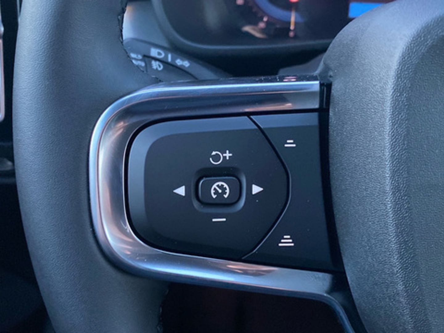 Volvo XC40 B3 G Plus Dark Auto 120 kW (163 CV)