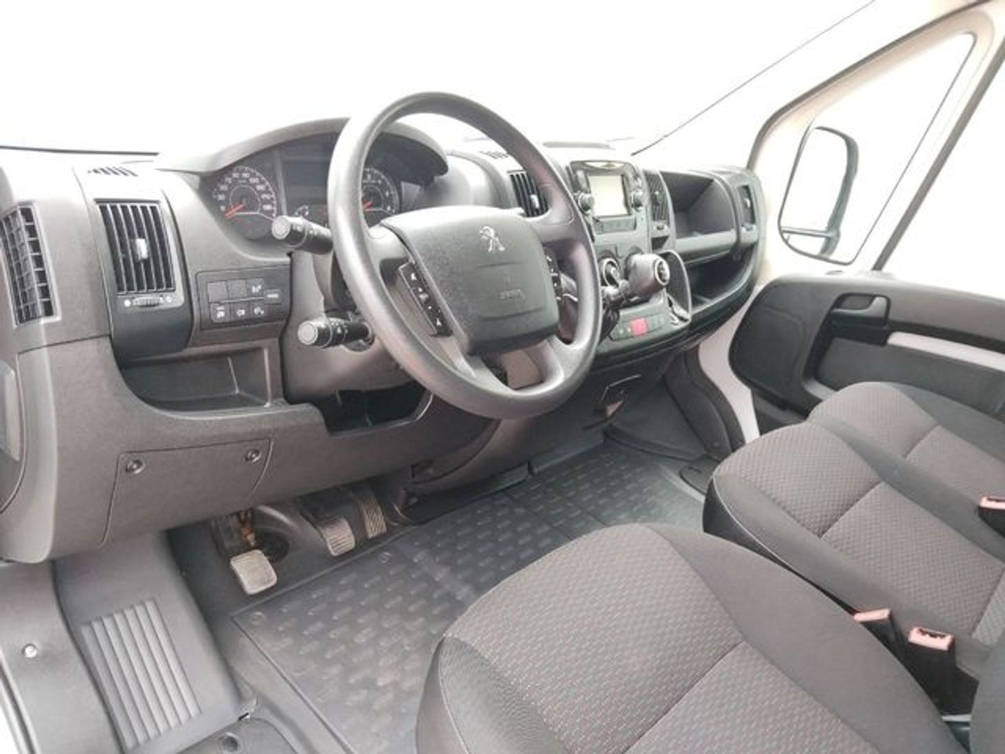 Peugeot Boxer Furgon BlueHDi 140 S&S Pack 335 L3 H2 103 kW (140 CV)