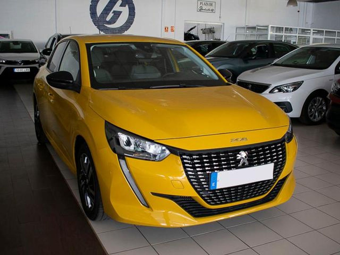 Peugeot 208 PureTech 100 Allure 75 kW (100 CV) Amarillo Compact
