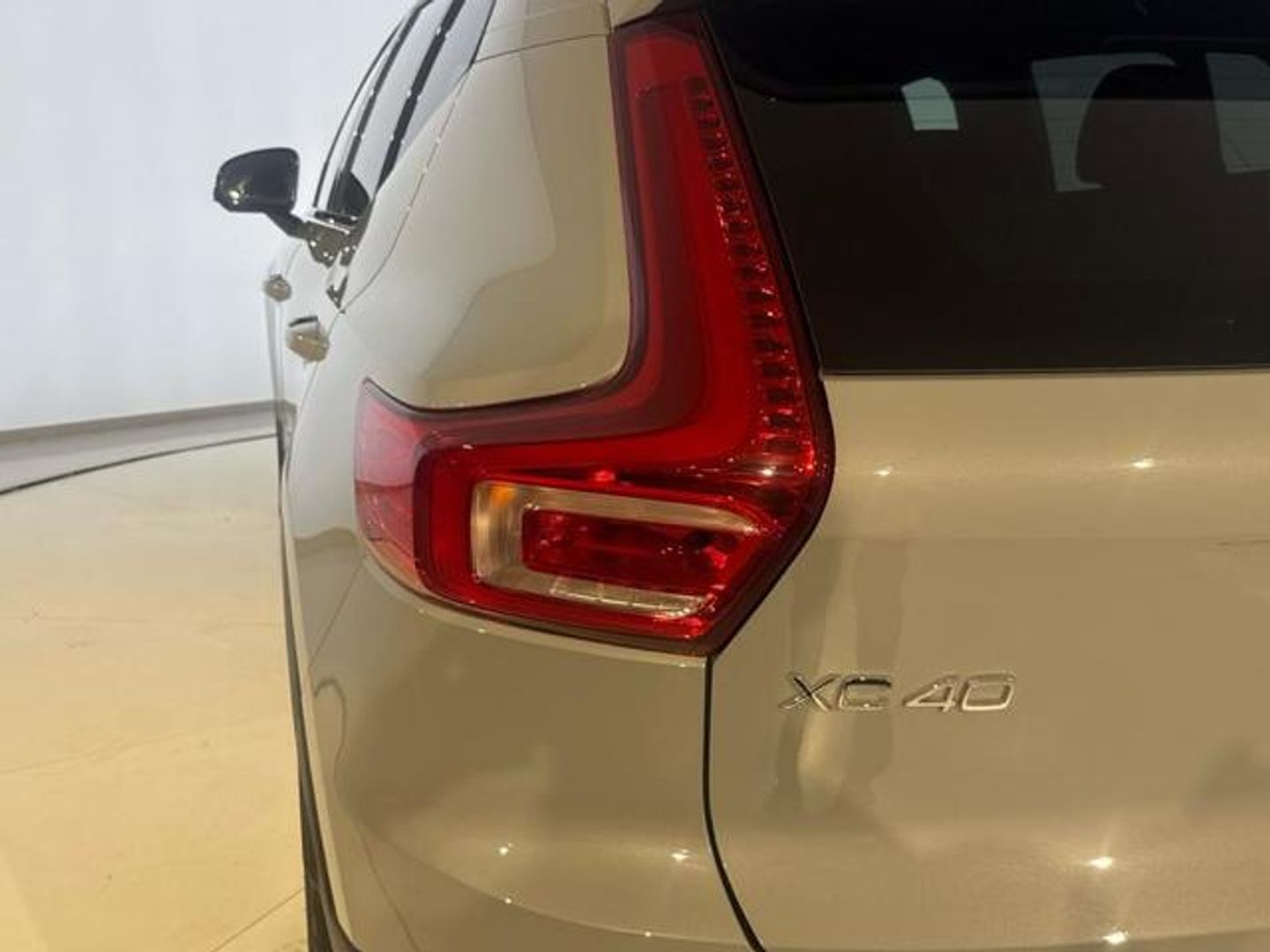 Volvo XC40 B3 G Plus Dark Auto 120 kW (163 CV)
