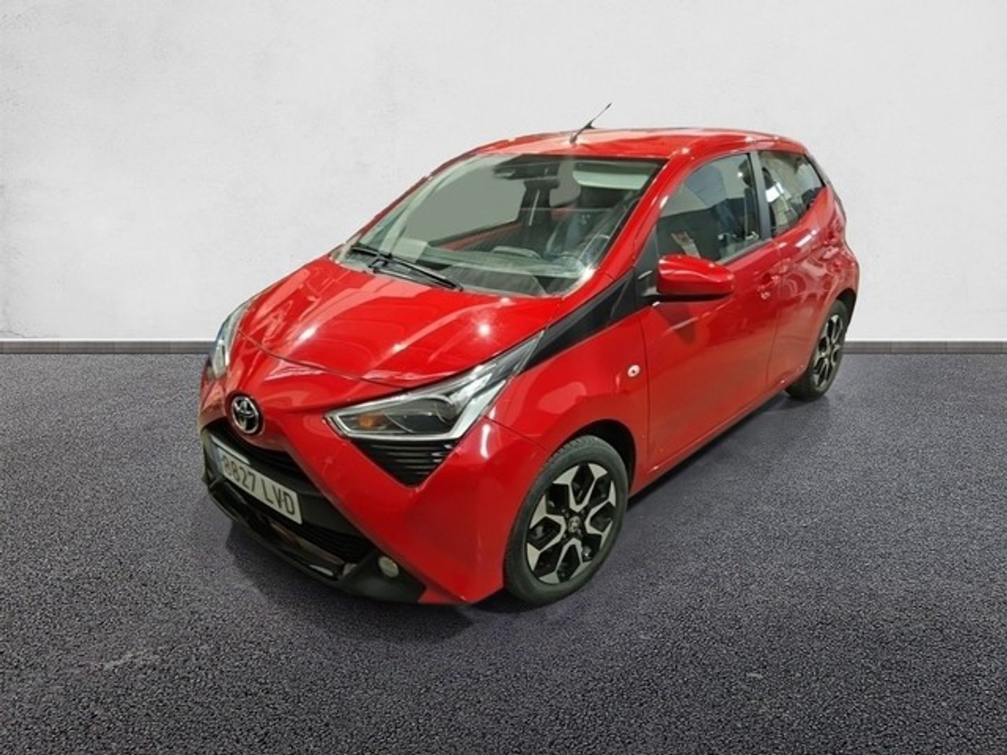 Toyota Aygo 1.0 70 x-play 53 kW (72 CV) Rojo Compact