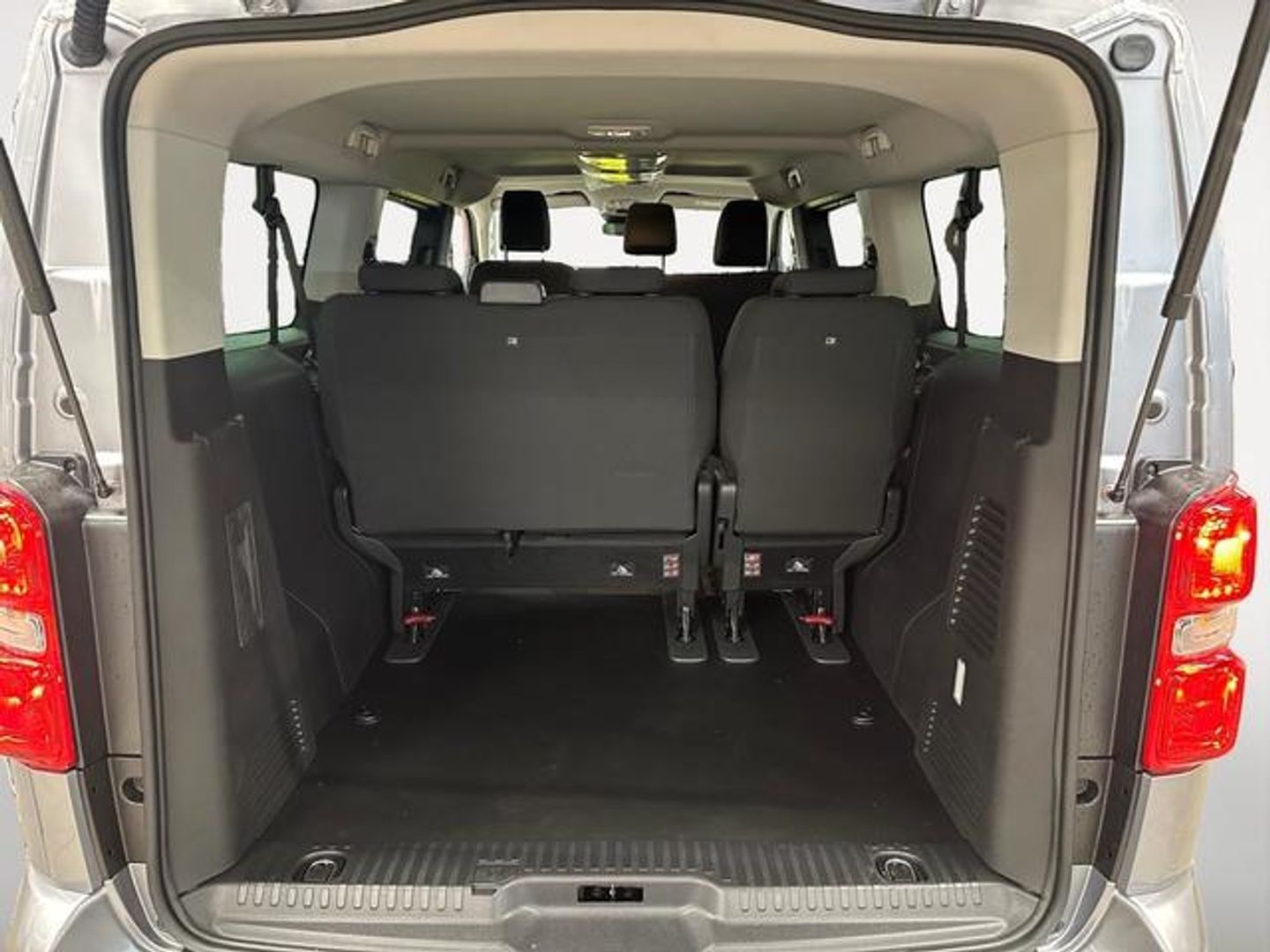 Peugeot Traveller BlueHDi Business Long EAT8 132 kW (180 CV)