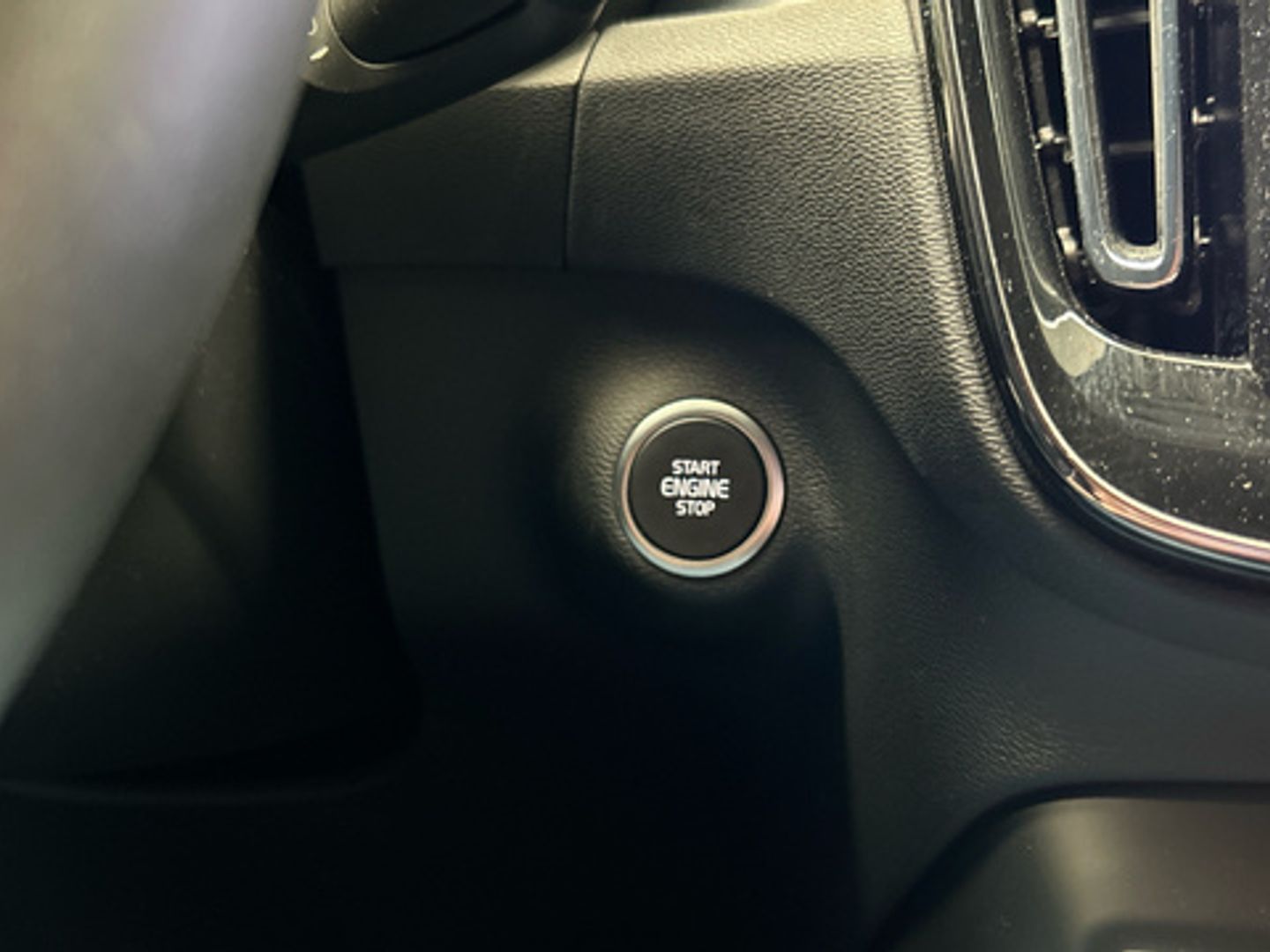 Volvo XC40 B3 G Plus Dark Auto 120 kW (163 CV)