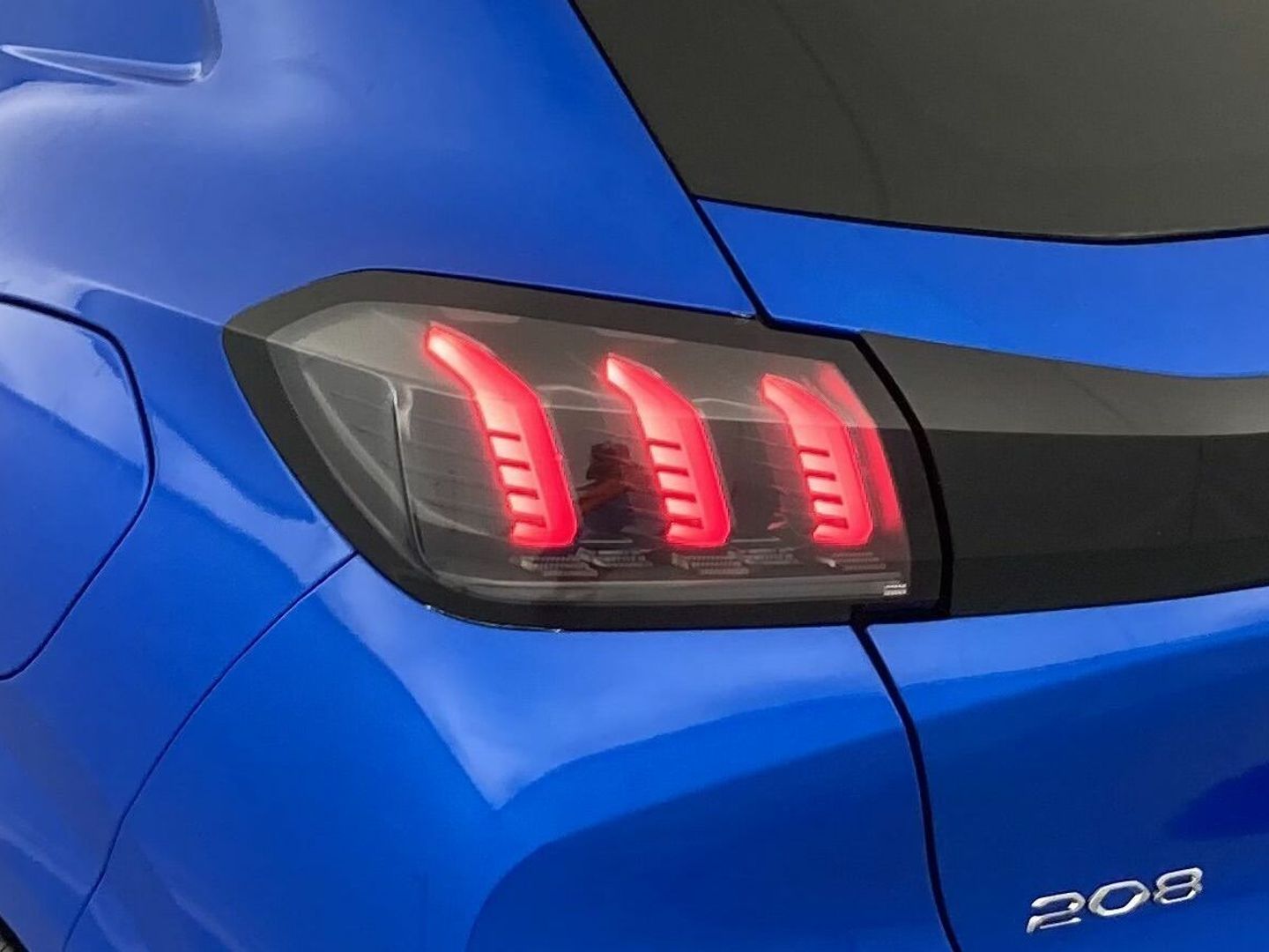 Peugeot 208 PureTech 100 Allure EAT8 75 kW (100 CV)