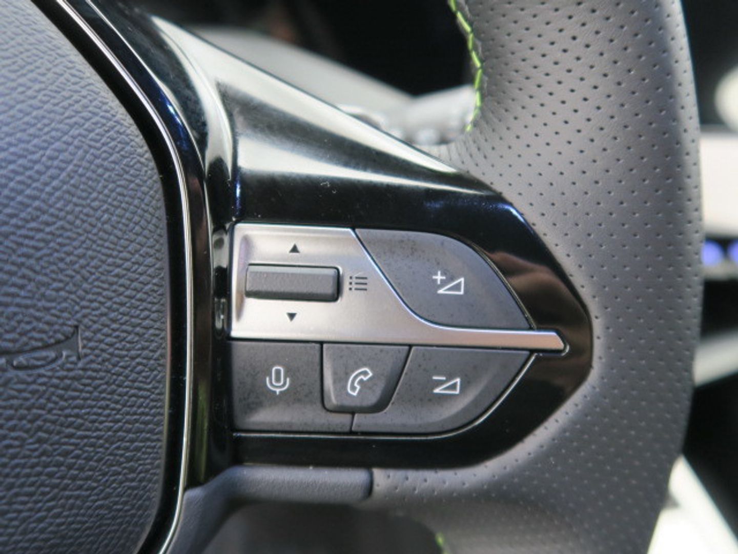 Peugeot 408 PHEV 225 GT e-EAT8 165 kW (224 CV)