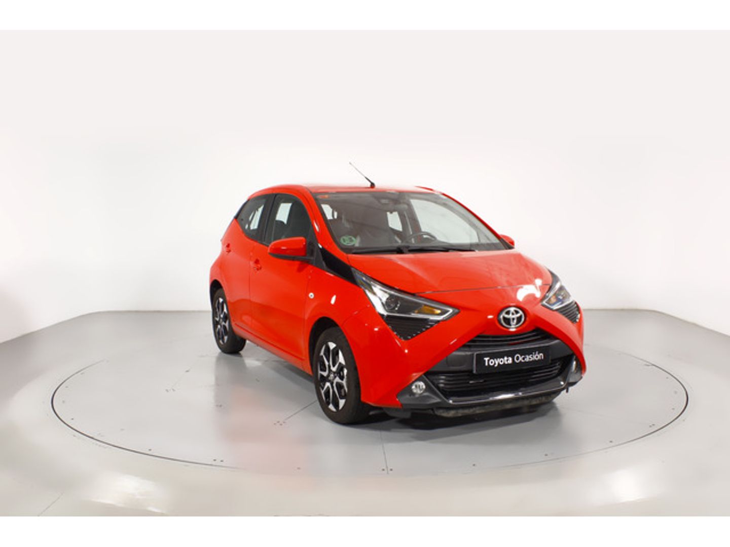 Toyota Aygo 1.0 70 x-play X-Shift 53 kW (72 CV) Rojo Compact