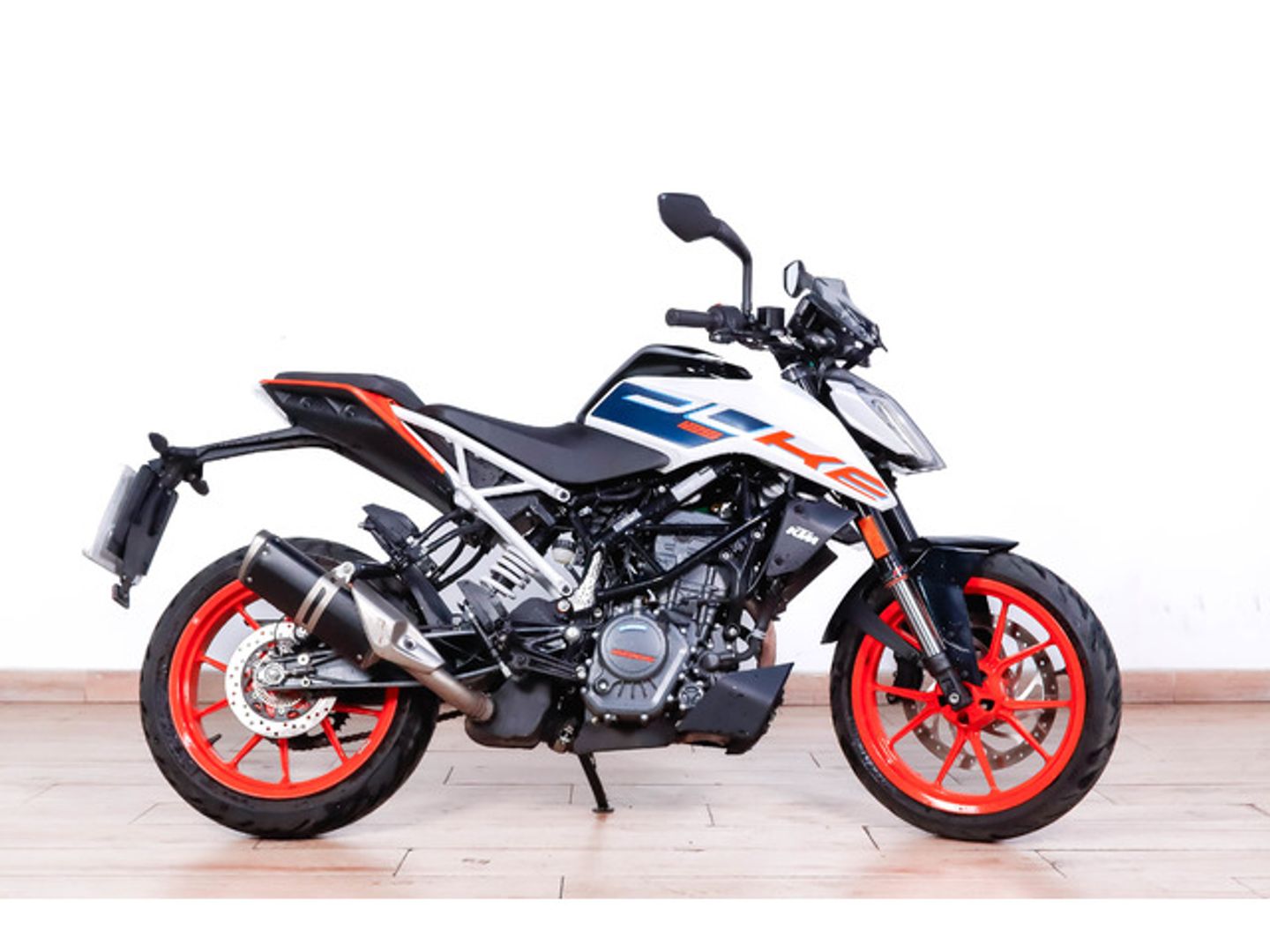 KTM Duke 125 Blanco Motorcycle