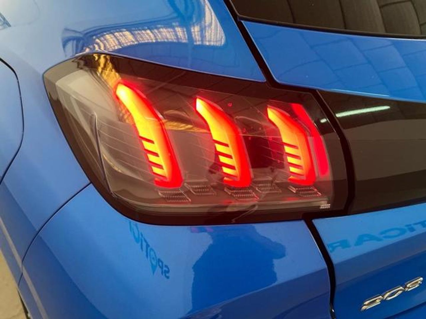 Peugeot 208 PureTech 75 Allure 	55 kW (75 CV)