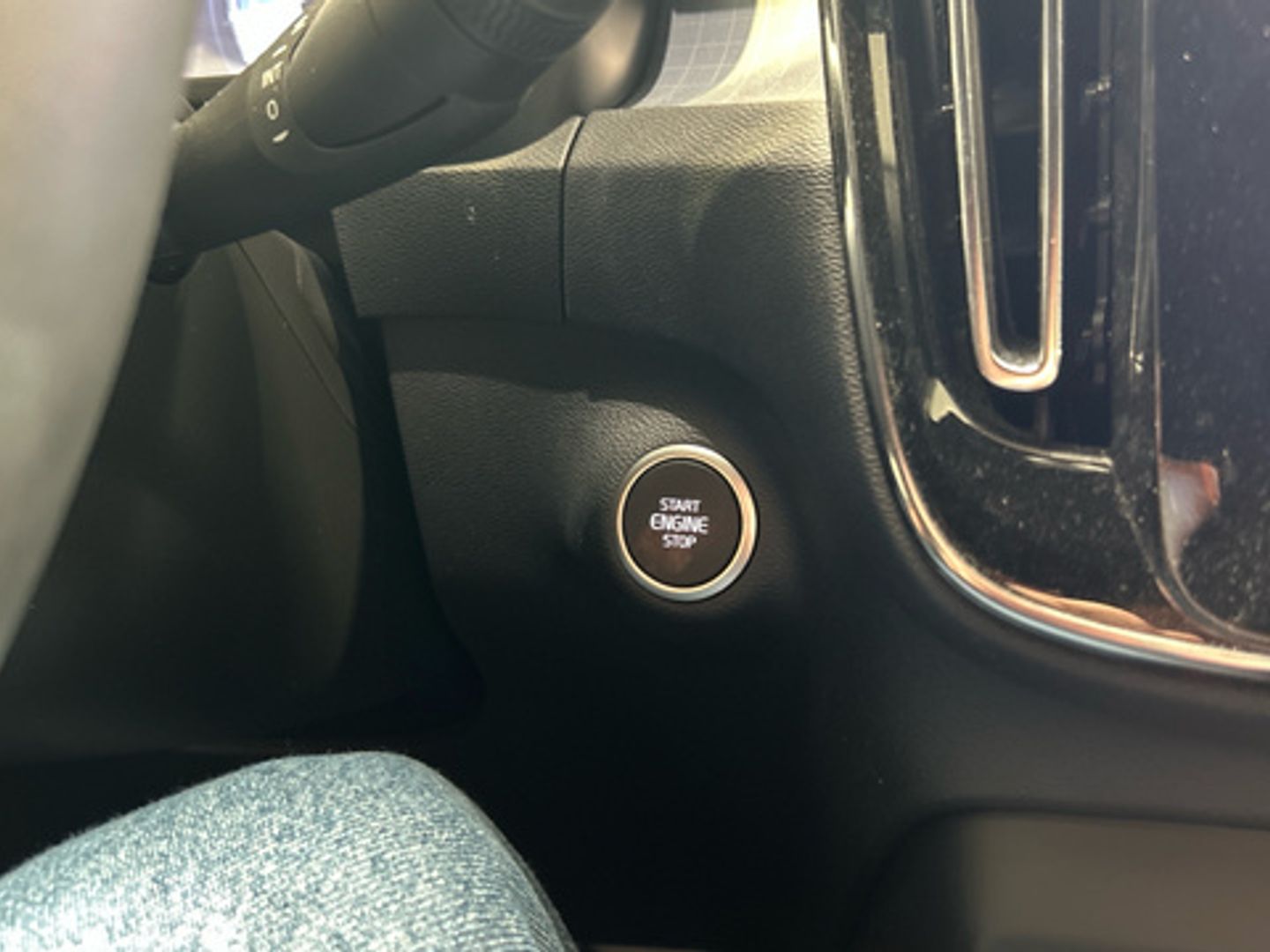 Volvo XC40 T2 Plus Dark Auto 95 kW (129 CV)