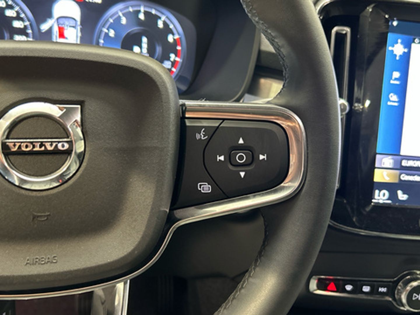 Volvo XC40 T2 Plus Dark Auto 95 kW (129 CV)