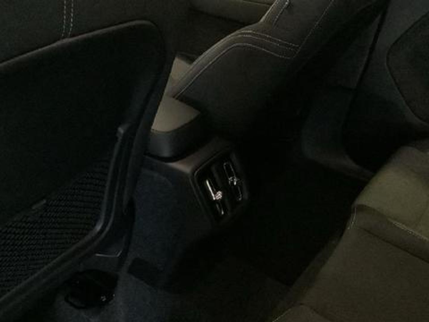 Volvo XC40 B3 G Black Edition+ Auto 120 kW (163 CV)