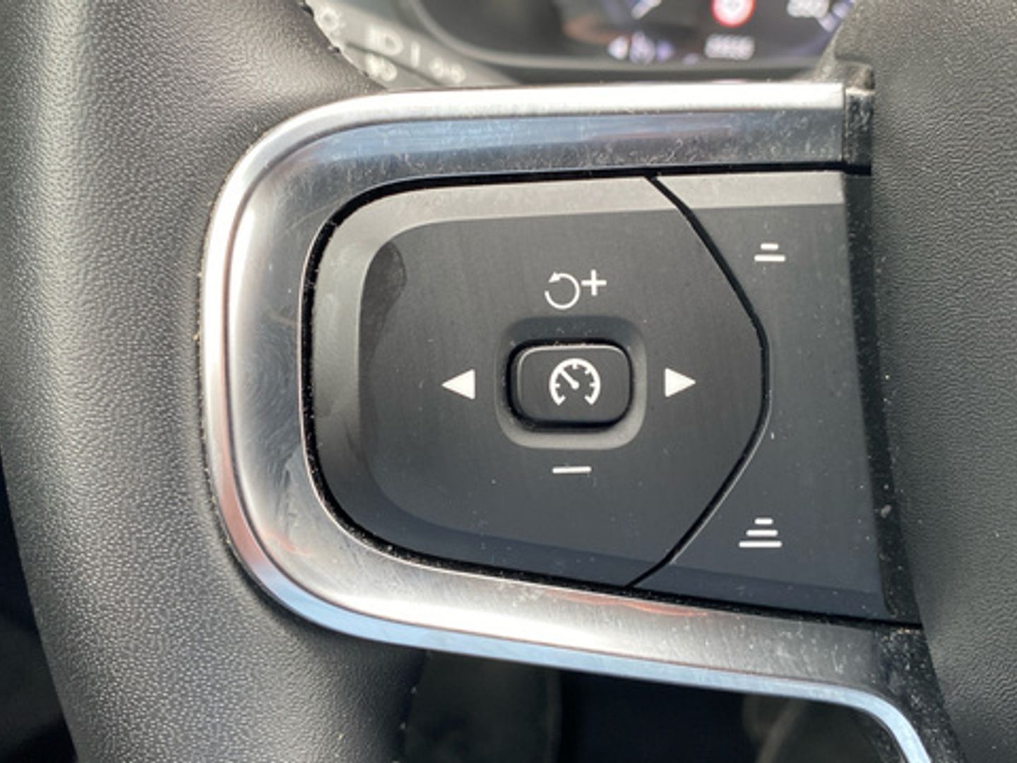 Volvo XC40 T2 Momentum Pro Auto 95 kW (129 CV)